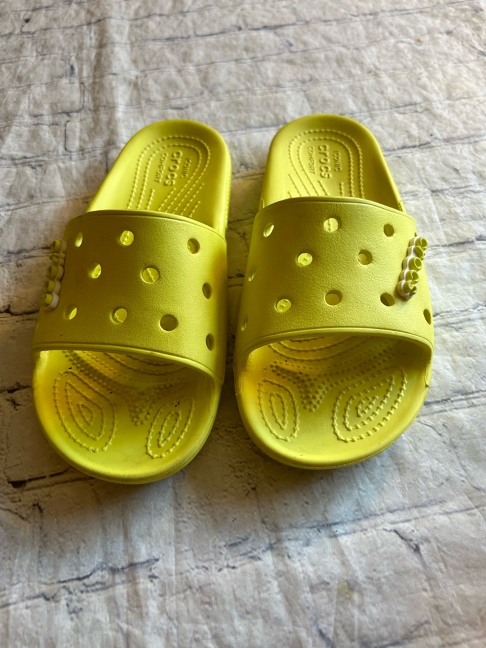 CROCS ICONIC COMFORT YELLOW SLIDES CROCS JIBBITZ WOMEN’S SIZE 8